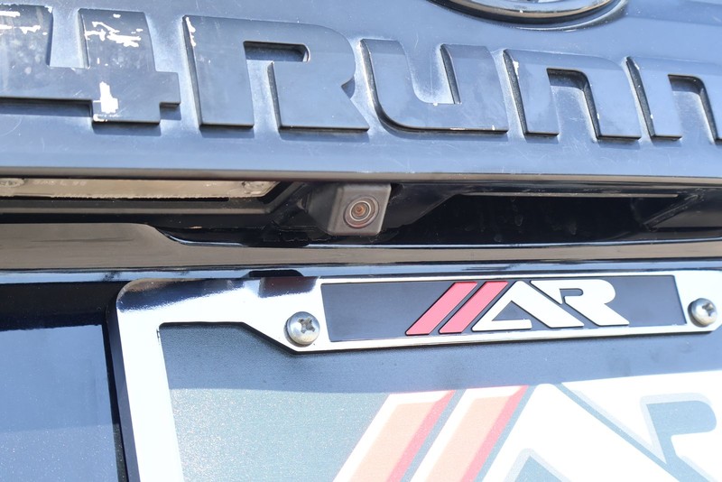 Toyota 4Runner Vehicle Full-screen Gallery Image 08