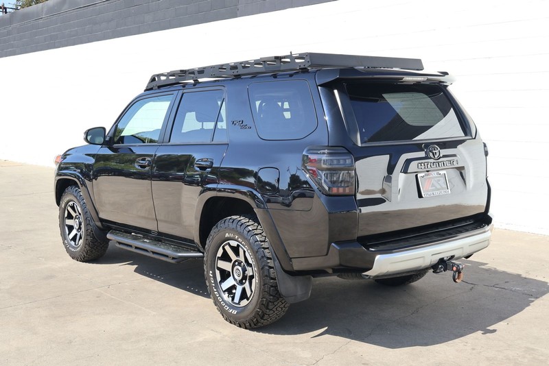 Toyota 4Runner Vehicle Full-screen Gallery Image 11