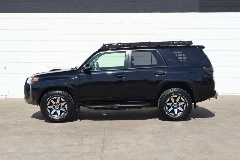 Toyota 4Runner Vehicle Full-screen Gallery Image 12