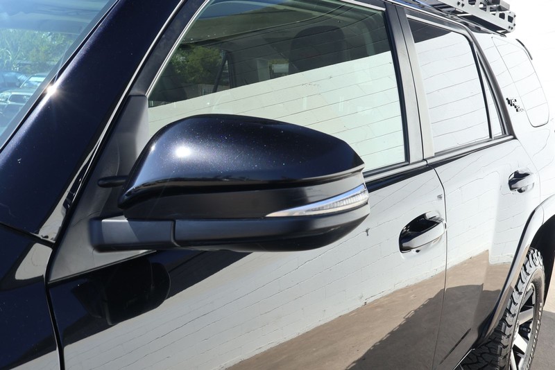 Toyota 4Runner Vehicle Full-screen Gallery Image 14