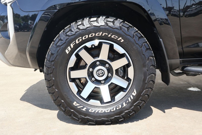 Toyota 4Runner Vehicle Full-screen Gallery Image 20