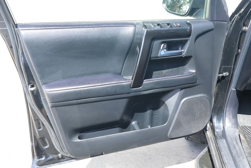 Toyota 4Runner Vehicle Full-screen Gallery Image 21