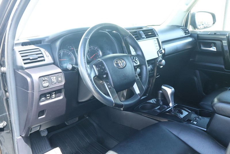 Toyota 4Runner Vehicle Full-screen Gallery Image 22