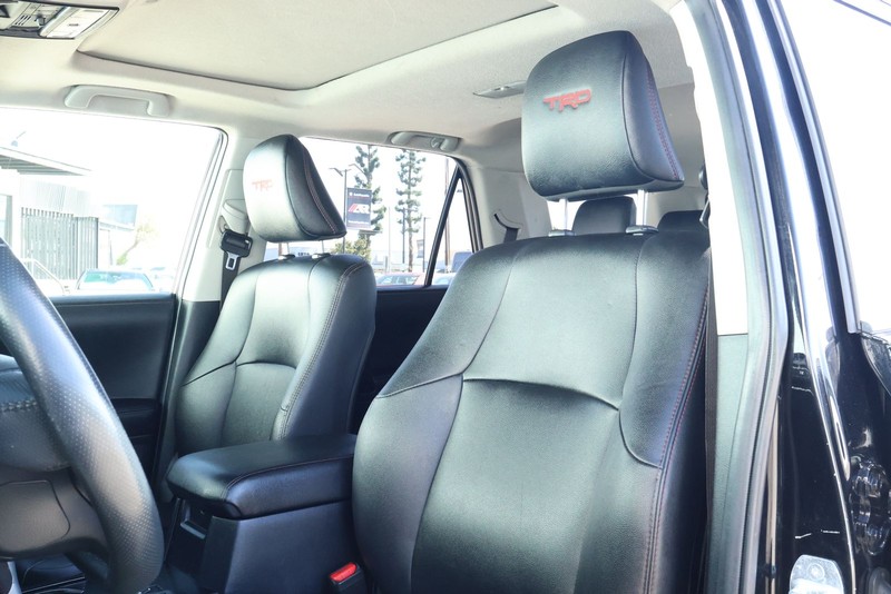 Toyota 4Runner Vehicle Full-screen Gallery Image 25