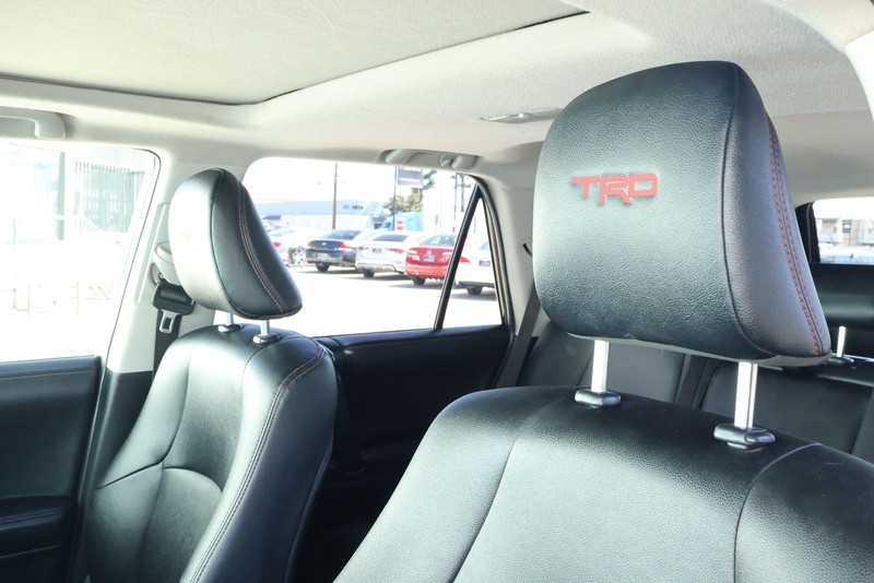 Toyota 4Runner Vehicle Full-screen Gallery Image 26