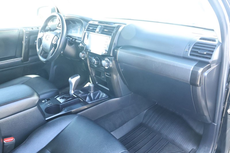 Toyota 4Runner Vehicle Full-screen Gallery Image 27