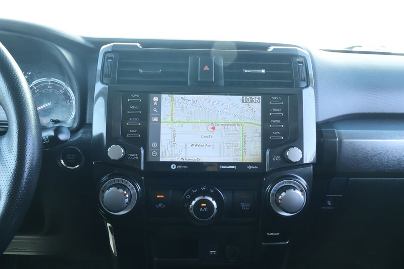Toyota 4Runner Vehicle Full-screen Gallery Image 35