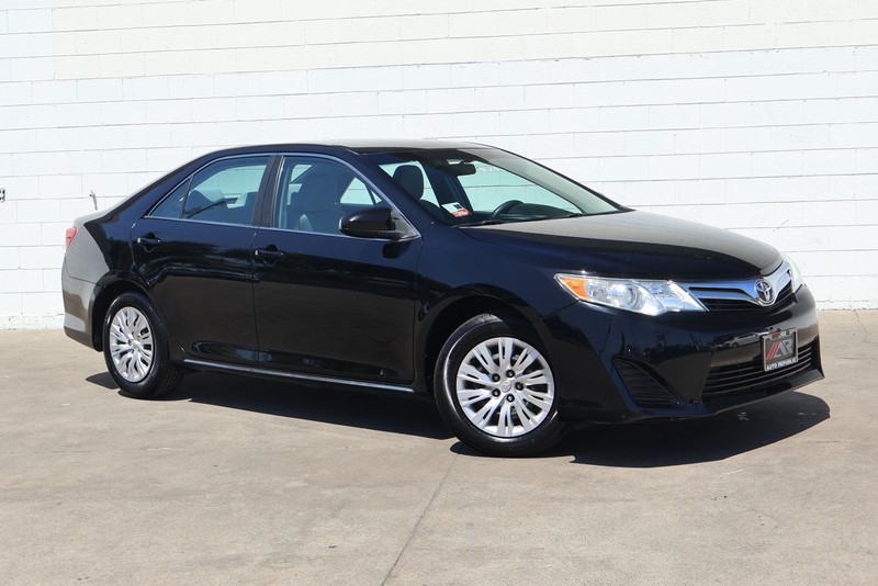 Toyota Camry Vehicle Full-screen Gallery Image 01