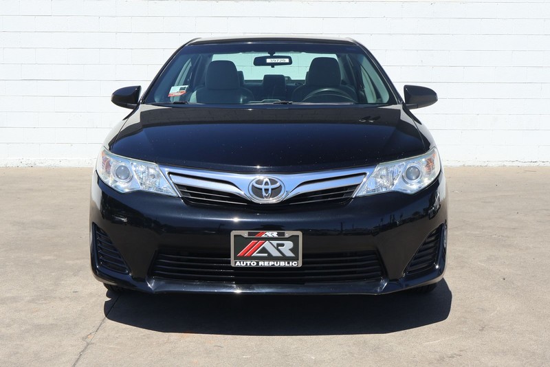 Toyota Camry Vehicle Full-screen Gallery Image 02