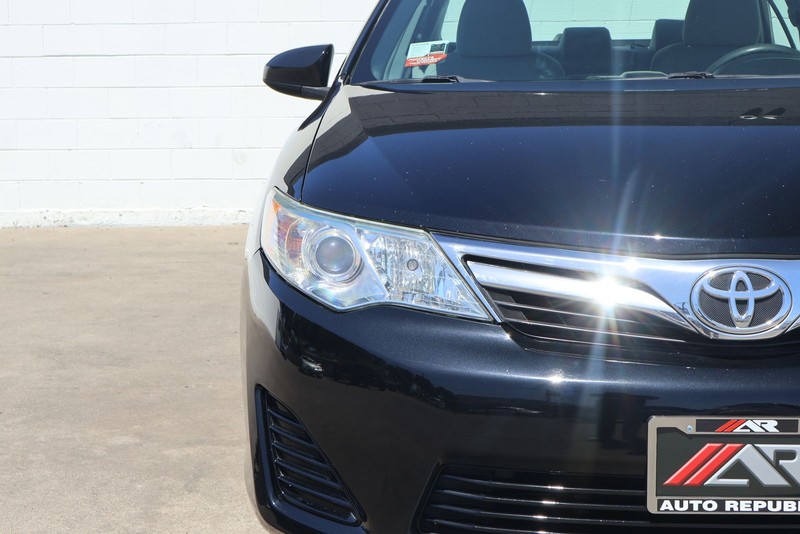 Toyota Camry Vehicle Full-screen Gallery Image 03