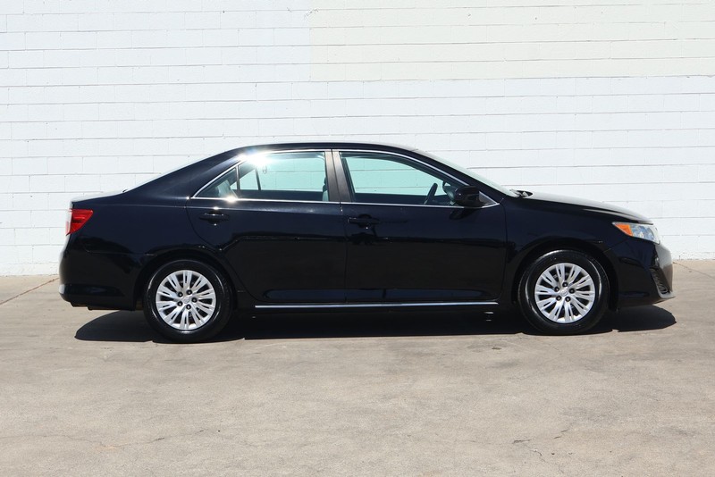 Toyota Camry Vehicle Full-screen Gallery Image 04
