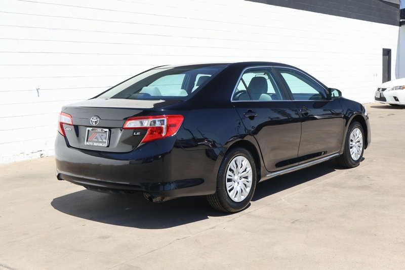 Toyota Camry Vehicle Full-screen Gallery Image 05