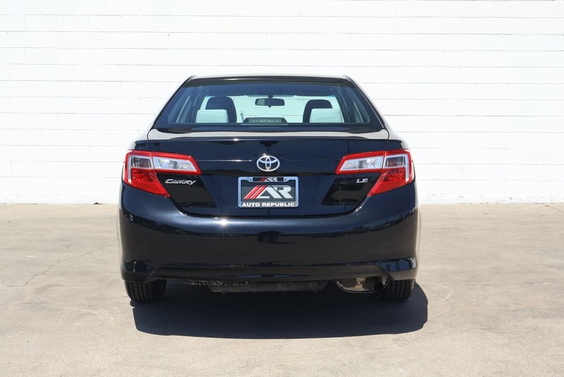 Toyota Camry Vehicle Full-screen Gallery Image 06