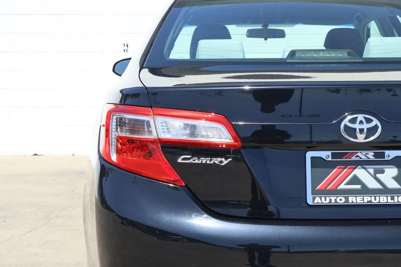 Toyota Camry Vehicle Full-screen Gallery Image 07