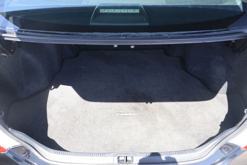 Toyota Camry Vehicle Full-screen Gallery Image 08