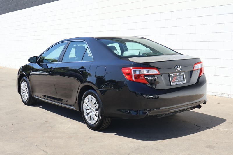 Toyota Camry Vehicle Full-screen Gallery Image 09