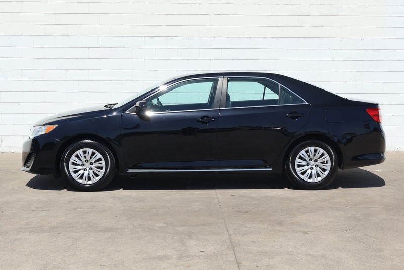 Toyota Camry Vehicle Full-screen Gallery Image 10