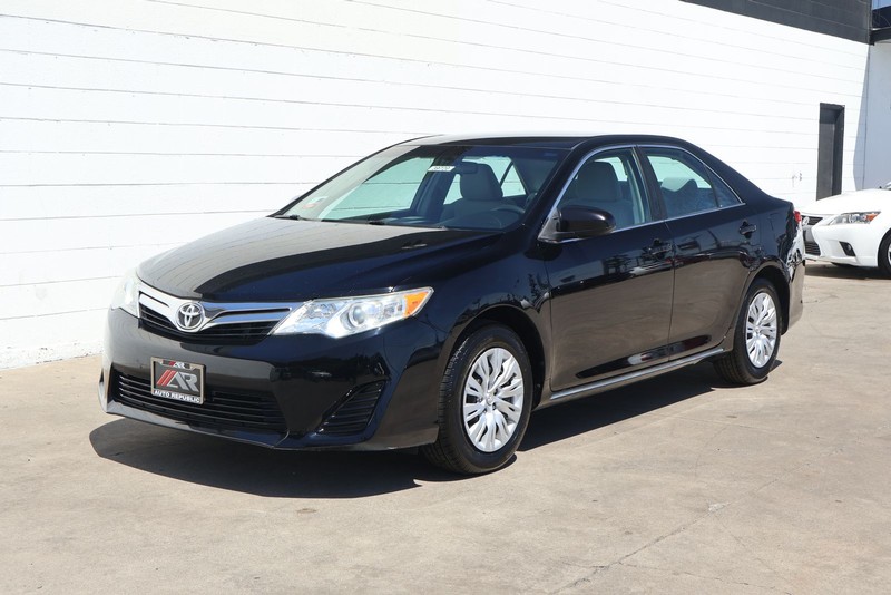 Toyota Camry Vehicle Full-screen Gallery Image 11