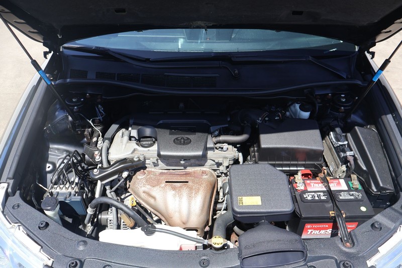 Toyota Camry Vehicle Full-screen Gallery Image 12