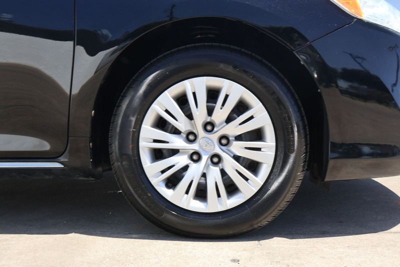 Toyota Camry Vehicle Full-screen Gallery Image 13