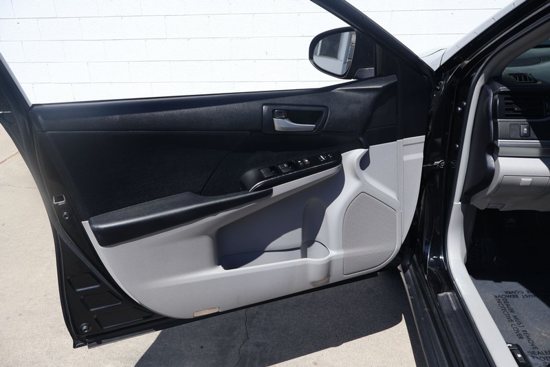 Toyota Camry Vehicle Full-screen Gallery Image 14