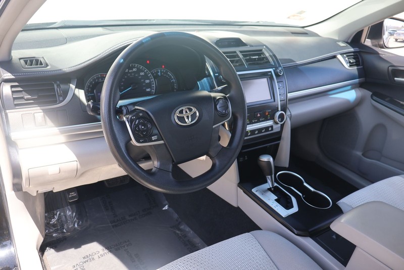 Toyota Camry Vehicle Full-screen Gallery Image 15