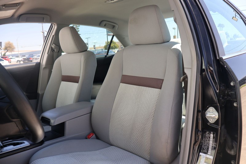 Toyota Camry Vehicle Full-screen Gallery Image 16