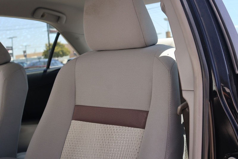 Toyota Camry Vehicle Full-screen Gallery Image 17