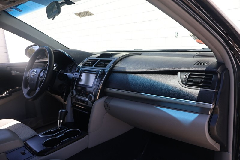 Toyota Camry Vehicle Full-screen Gallery Image 18