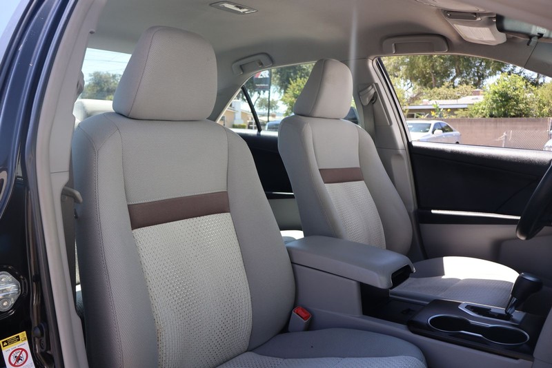 Toyota Camry Vehicle Full-screen Gallery Image 19