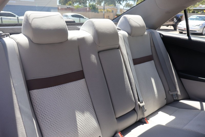Toyota Camry Vehicle Full-screen Gallery Image 20