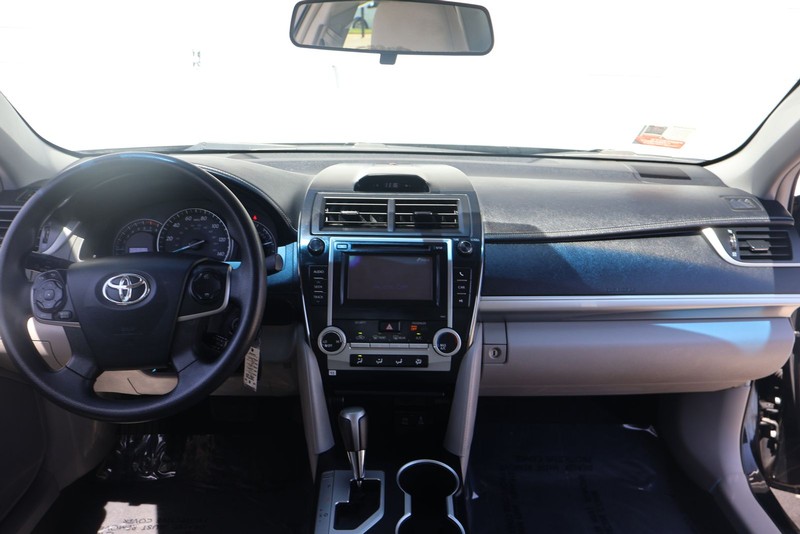 Toyota Camry Vehicle Full-screen Gallery Image 21