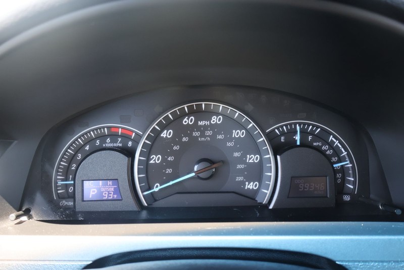 Toyota Camry Vehicle Full-screen Gallery Image 22