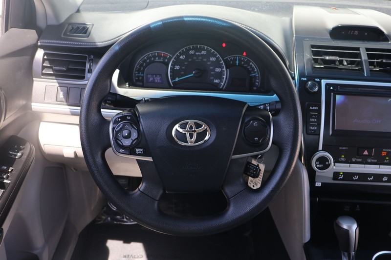 Toyota Camry Vehicle Full-screen Gallery Image 23