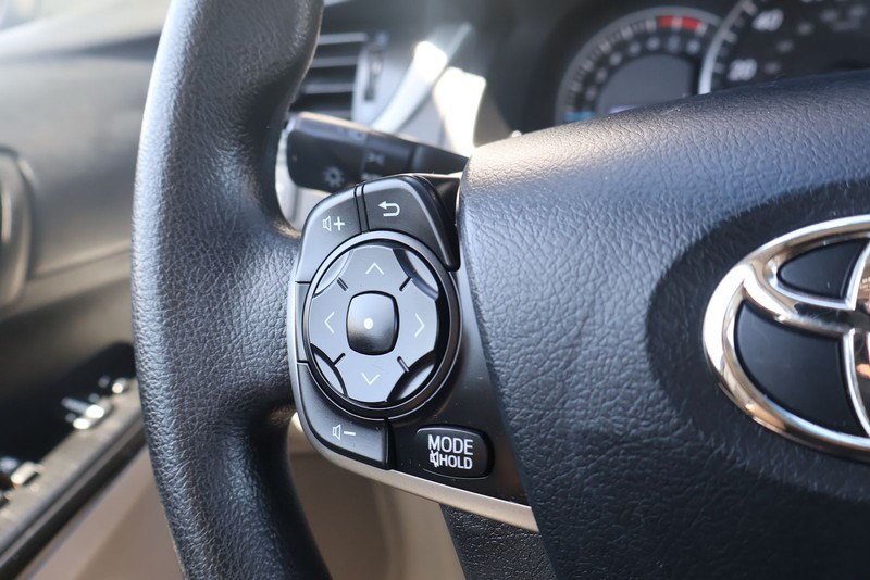 Toyota Camry Vehicle Full-screen Gallery Image 24