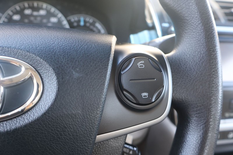 Toyota Camry Vehicle Full-screen Gallery Image 25