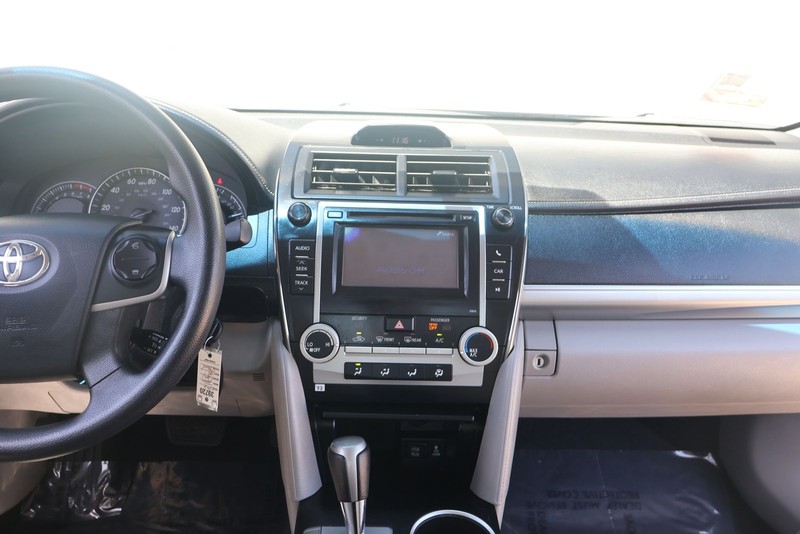 Toyota Camry Vehicle Full-screen Gallery Image 26