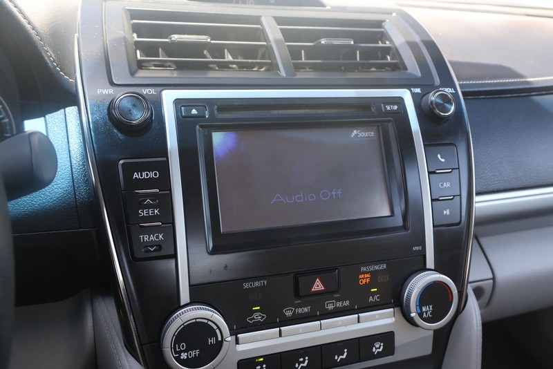 Toyota Camry Vehicle Full-screen Gallery Image 27