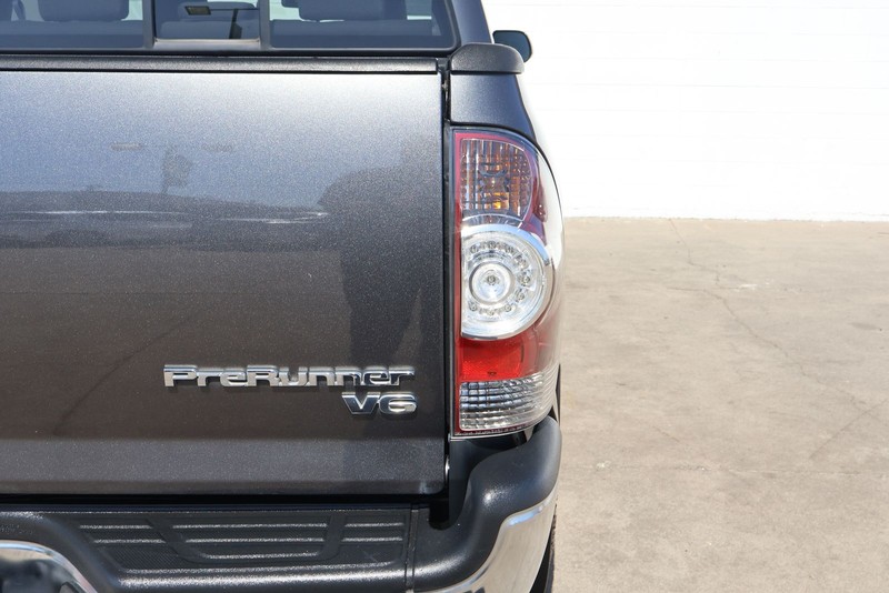 Toyota Tacoma Vehicle Full-screen Gallery Image 07