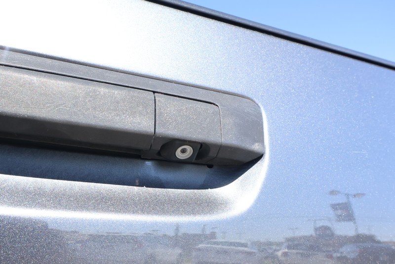 Toyota Tacoma Vehicle Full-screen Gallery Image 08