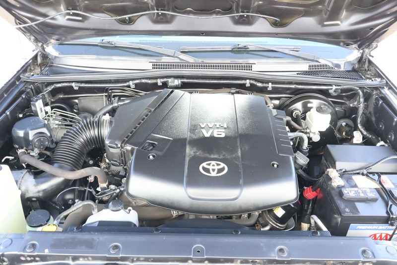Toyota Tacoma Vehicle Full-screen Gallery Image 13