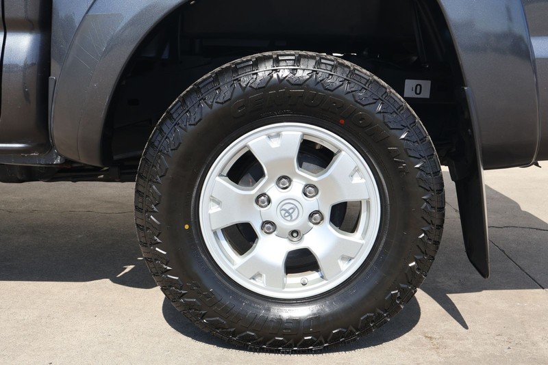 Toyota Tacoma Vehicle Full-screen Gallery Image 14