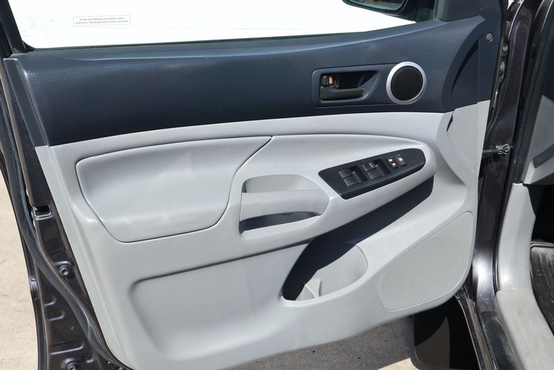 Toyota Tacoma Vehicle Full-screen Gallery Image 15