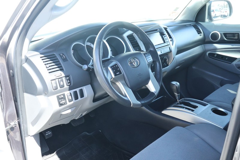 Toyota Tacoma Vehicle Full-screen Gallery Image 16
