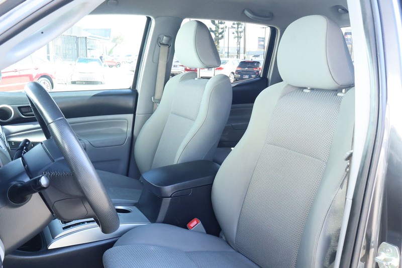 Toyota Tacoma Vehicle Full-screen Gallery Image 17