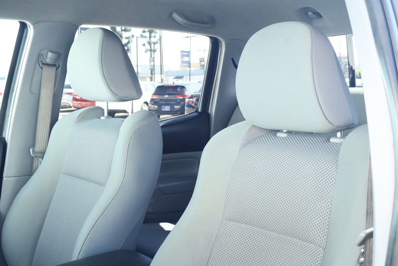 Toyota Tacoma Vehicle Full-screen Gallery Image 18