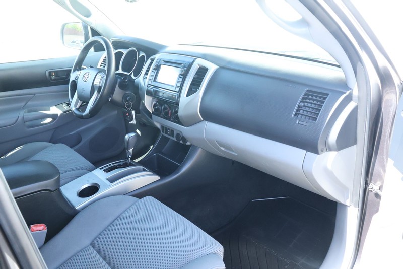 Toyota Tacoma Vehicle Full-screen Gallery Image 19