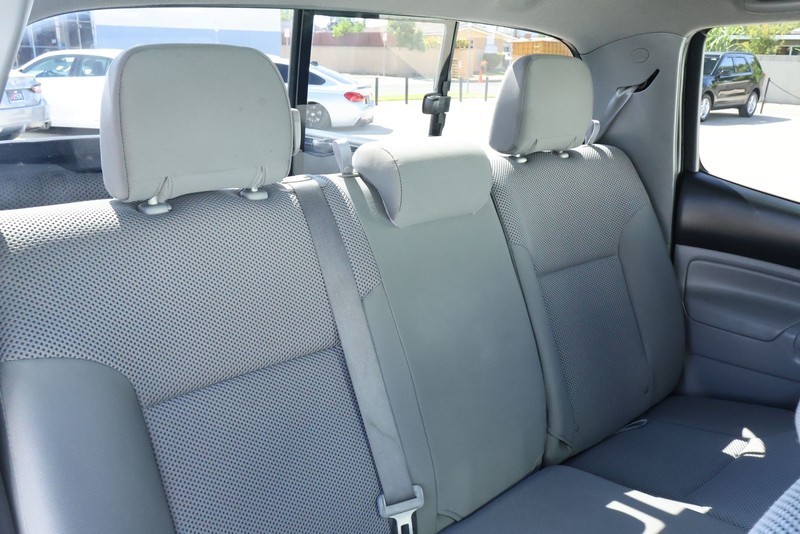 Toyota Tacoma Vehicle Full-screen Gallery Image 21