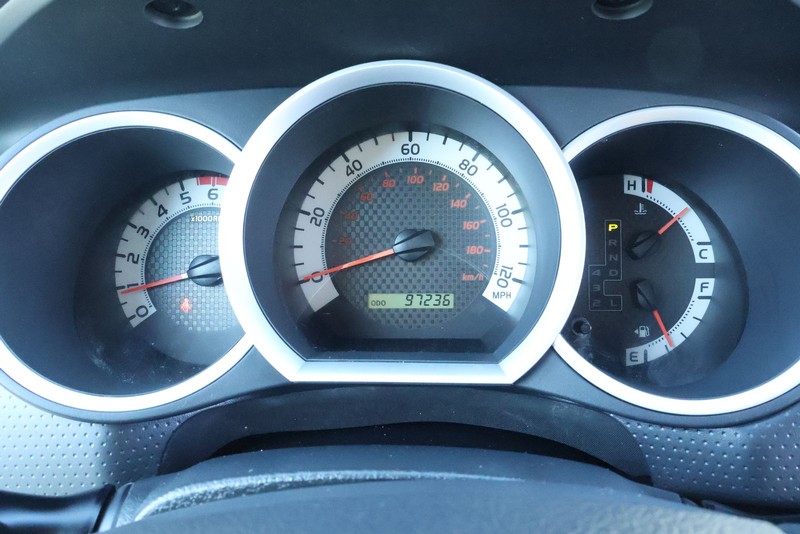 Toyota Tacoma Vehicle Full-screen Gallery Image 24