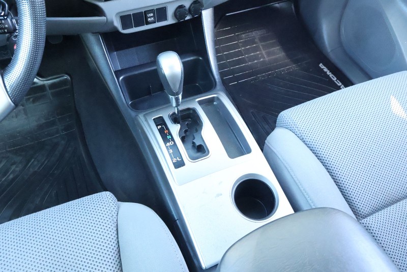 Toyota Tacoma Vehicle Full-screen Gallery Image 27